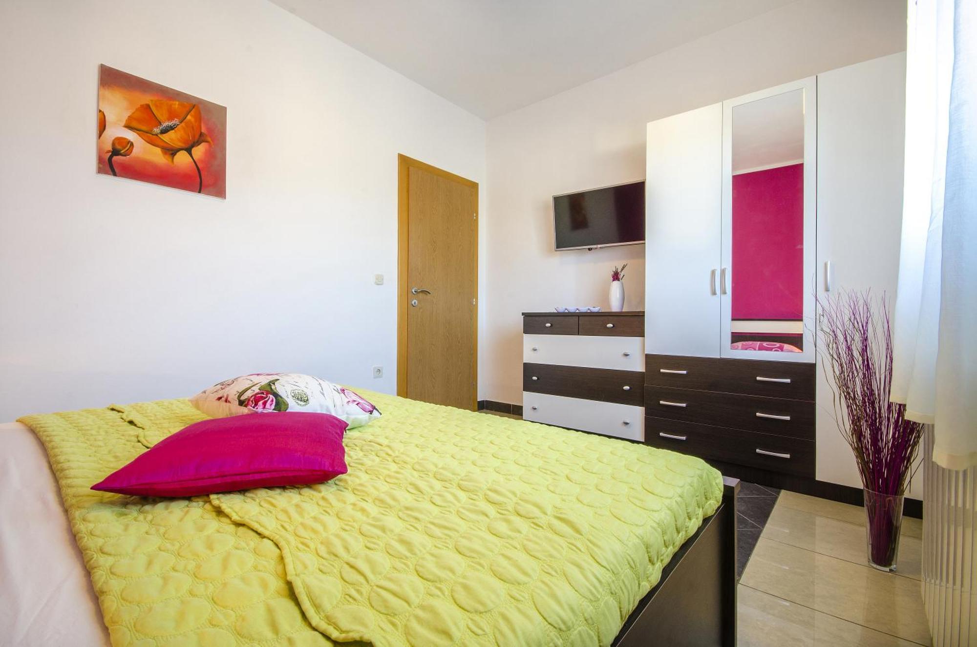 Apartment And Room Marlen Rovinjsko Selo Rum bild