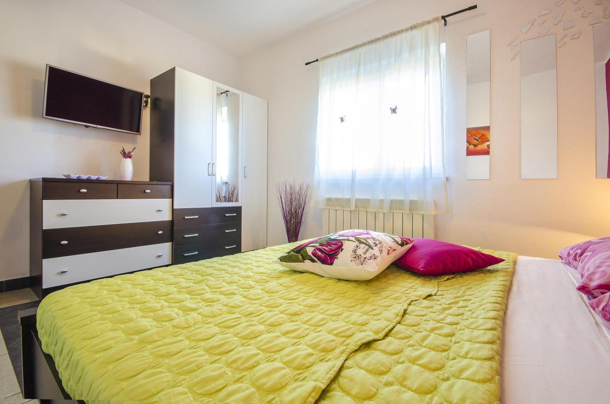 Apartment And Room Marlen Rovinjsko Selo Rum bild