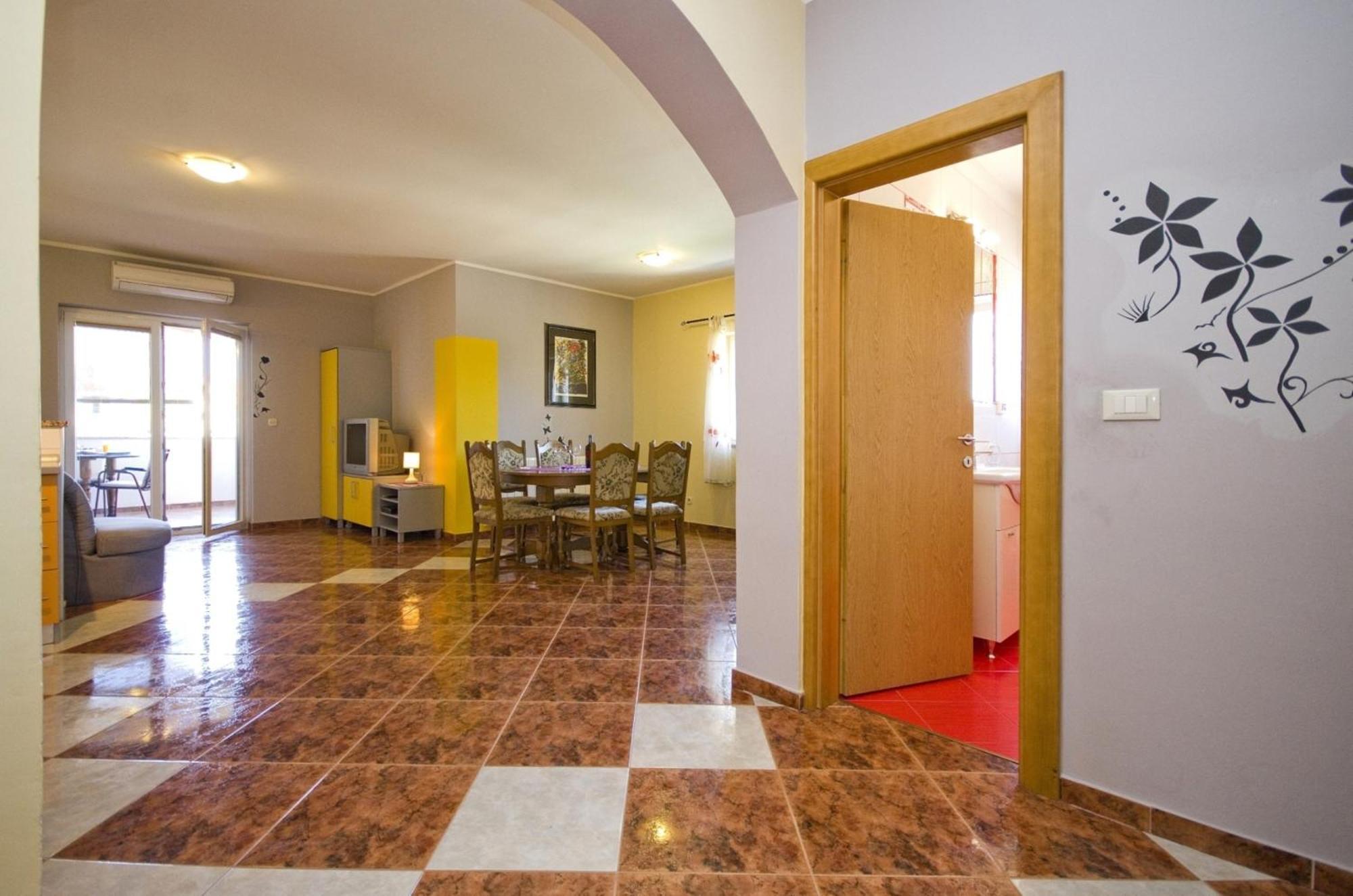 Apartment And Room Marlen Rovinjsko Selo Rum bild